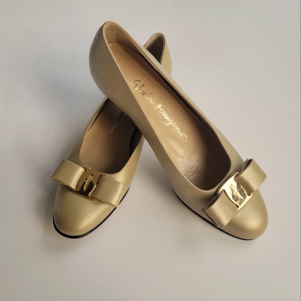 Salvatore Ferragamo Vara Bow Pump Shoe.. Gold.. Size 6